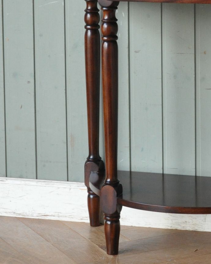 アンティーク風の家具　アンティーク風　マホガニー材のアンティーク風家具、葡萄の彫刻が美しいコンソールテーブル。脚のデザインが凝っていて印象的です。(y-189-f)