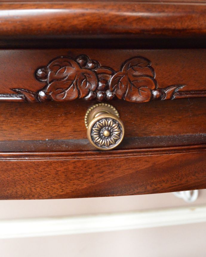 アンティーク風の家具　アンティーク風　マホガニー材のアンティーク風家具、葡萄の彫刻が美しいコンソールテーブル。可愛らしい取っ手。(y-189-f)