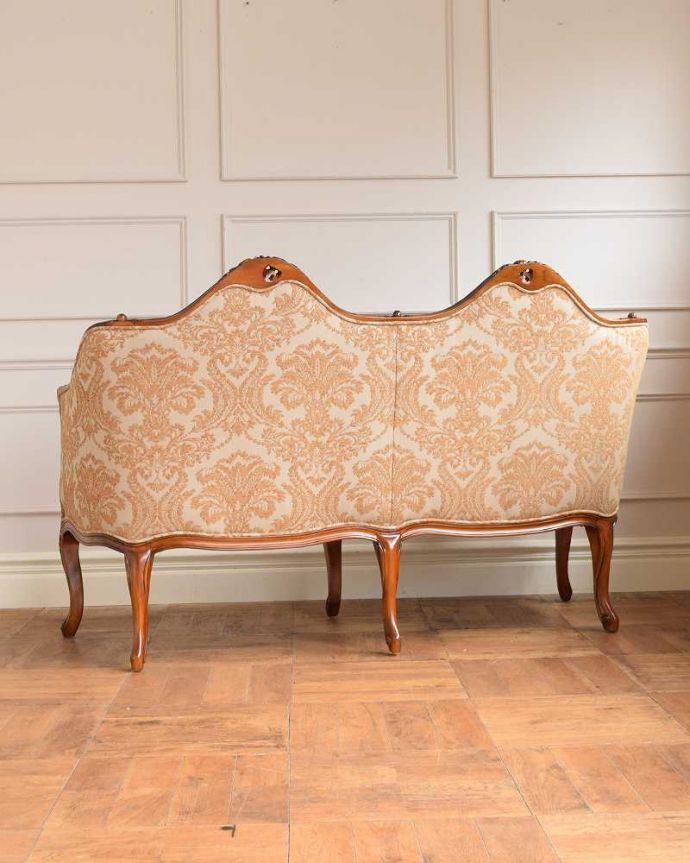 アカンサス　アンティーク風　美しいエレガントな姿、アンティーク風ソファ（2人掛け）。優雅な後ろ姿にうっとり･･･どこから見ても美しいデザインのソファです。(y-191-c)