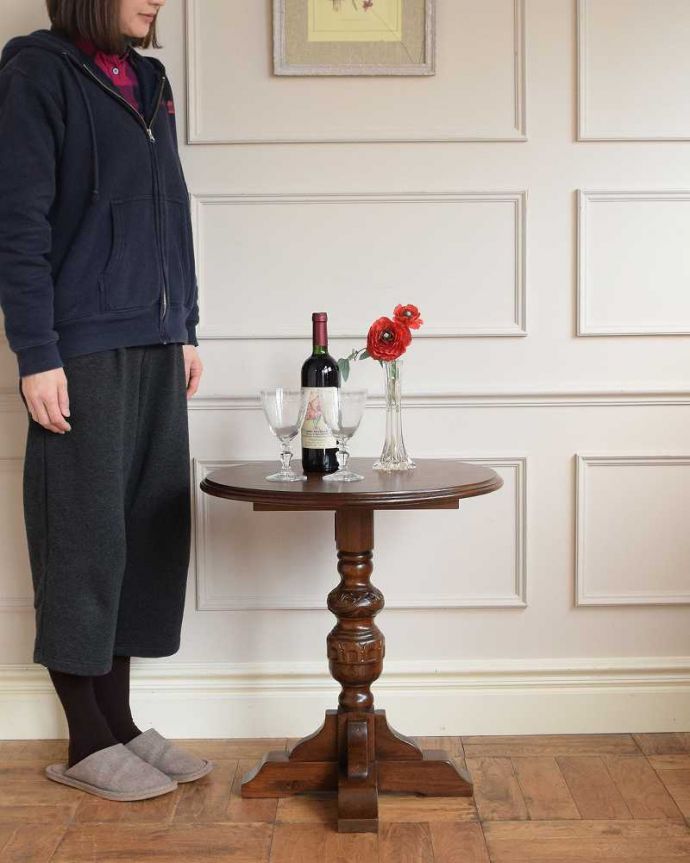 オールドチャーム　アンティーク風　英国スタイルに似合うアンティーク風家具、オールドチャームのワインテーブル（サイドテーブル）。移動もラクラク！どこでも使える小さなテーブル持ち運び便利なワインテーブル。(y-192-f)