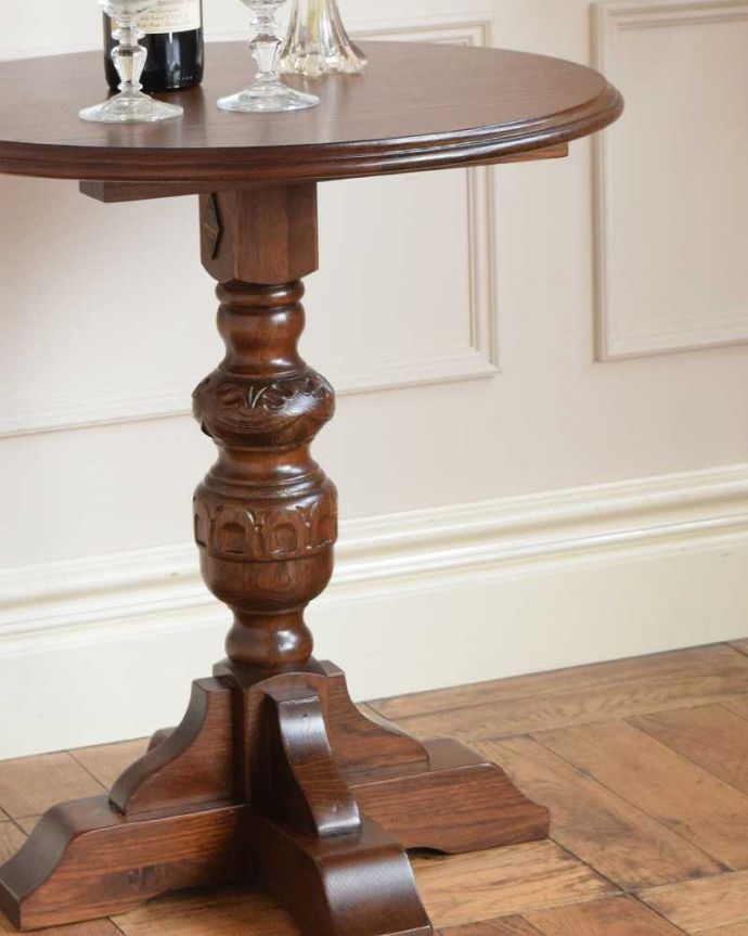 オールドチャーム　アンティーク風　英国スタイルに似合うアンティーク風家具、オールドチャームのワインテーブル（サイドテーブル）。やっぱり目が行く重厚なデザインの脚バルボスレッグやパイナップルレッグと呼ばれる重厚な彫りの美しい脚が一番の特長。(y-192-f)