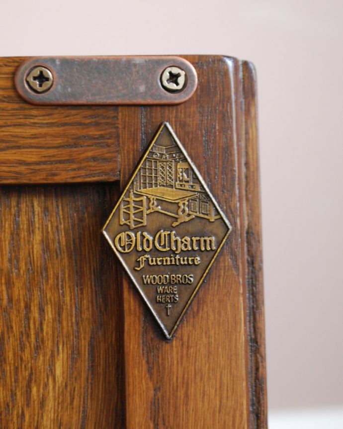 オールドチャーム　アンティーク風　英国スタイルのアンティーク風家具、オールドチャームのペディスタルカップボード（スモールキャビネット）。扉を開くと「Old Charm」のタグが付いています。(y-193-f)