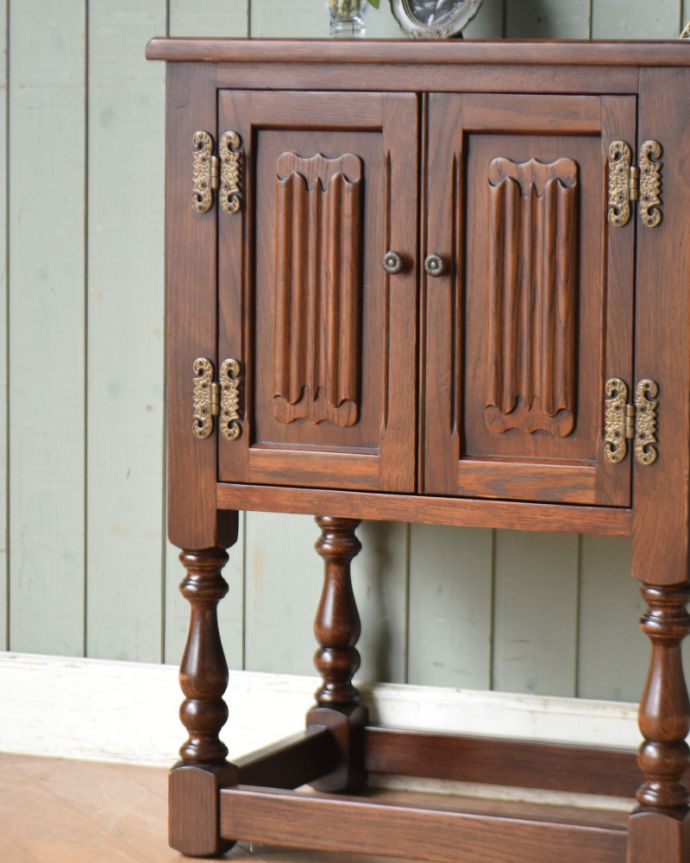 オールドチャーム　アンティーク風　英国スタイルのアンティーク風家具、オールドチャームのペディスタルカップボード（スモールキャビネット）。気品漂う彫りの美しさ凝った彫りのデザインが扉に刻まれています。(y-193-f)