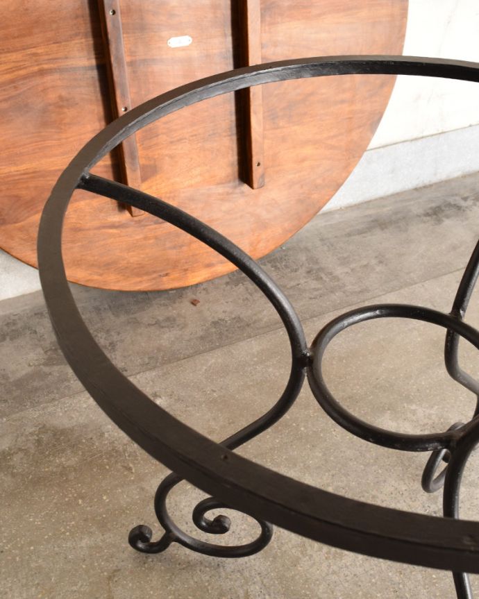 2人掛けダイニングテーブル（1ｍ20cm以下）　アンティーク風　心地良くお庭で過ごすためにアンティーク風のラウンドテーブル。天板が外れます天板を外せば家具の移動もカンタンです。(y-196-f)