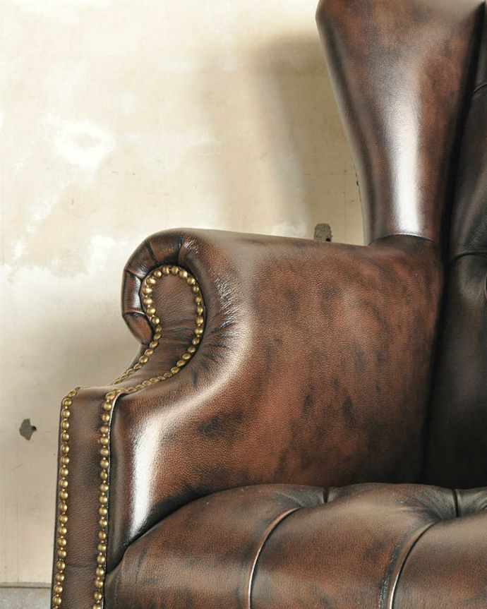 アンティーク風の椅子　アンティーク風　アンティーク家具屋が選んだ、アンティーク風のチェスターウィングチェア（1P）。アームの部分もカッコイイ肘を掛けておけるアームチェアは座ったときにやっぱりラク。(y-204-c)