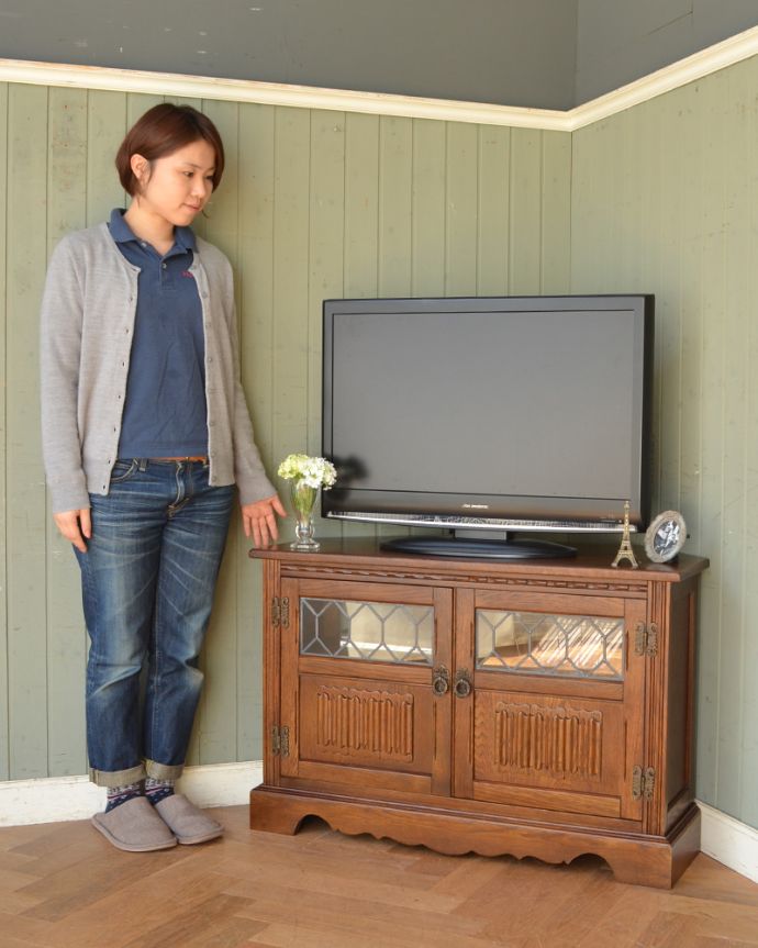 テレビボードにピッタリのアンティーク風コーナーテレビボード、オールドチャームの家具