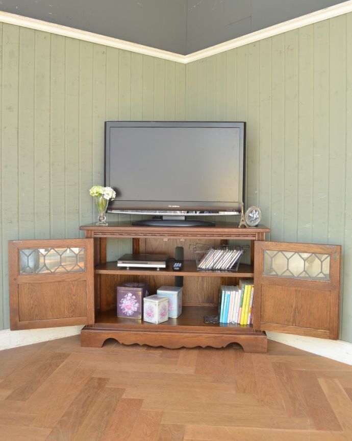 オールドチャーム　アンティーク風　テレビボードにピッタリのアンティーク風コーナーテレビボード、オールドチャームの家具。お気に入りのDVDや、本がたっぷり入ります。(y-204-f)