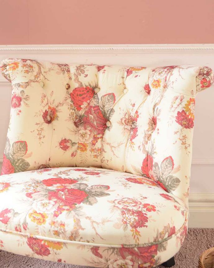アンティーク風の椅子　アンティーク風　とっても可愛いフランスアンティーク風の椅子、ボヌールチェア（フラワー)。女性らしいバラの花の模様大きく咲き誇る真っ赤なバラの模様の生地が優雅な雰囲気です。(y-205-c)
