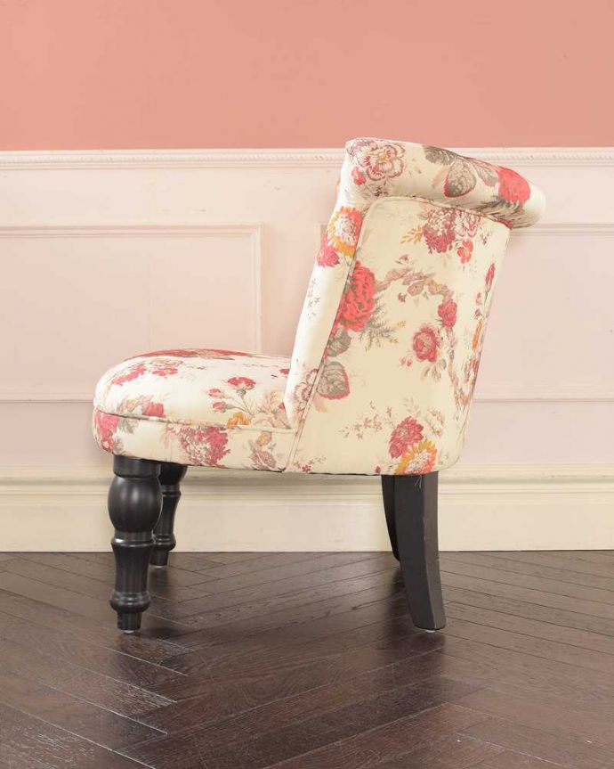 アンティーク風の椅子　アンティーク風　とっても可愛いフランスアンティーク風の椅子、ボヌールチェア（フラワー)。横から見ると･･･グルッと360度、どこから見ても優しく女性らしい雰囲気です。(y-205-c)