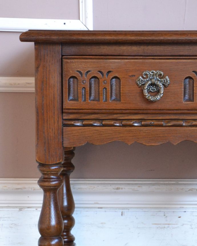 オールドチャーム　アンティーク風　英国スタイルのアンティーク風家具、オールドチャームのランプテーブル。凝った彫りのデザインが刻まれています。(y-205-f)