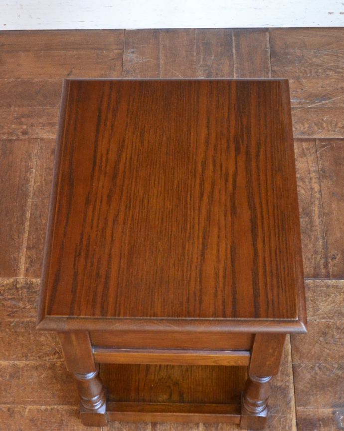 オールドチャーム　アンティーク風　英国スタイルのアンティーク風家具、オールドチャームのランプテーブル。木目もキレイです。(y-205-f)