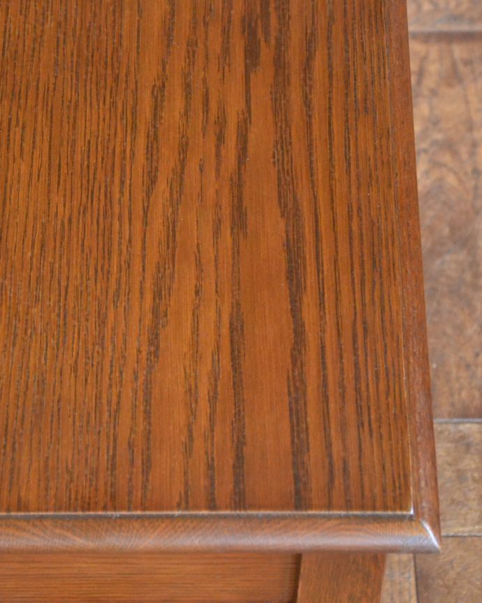 オールドチャーム　アンティーク風　英国スタイルのアンティーク風家具、オールドチャームのランプテーブル。オーク材の美しい木目が感じられます。(y-205-f)