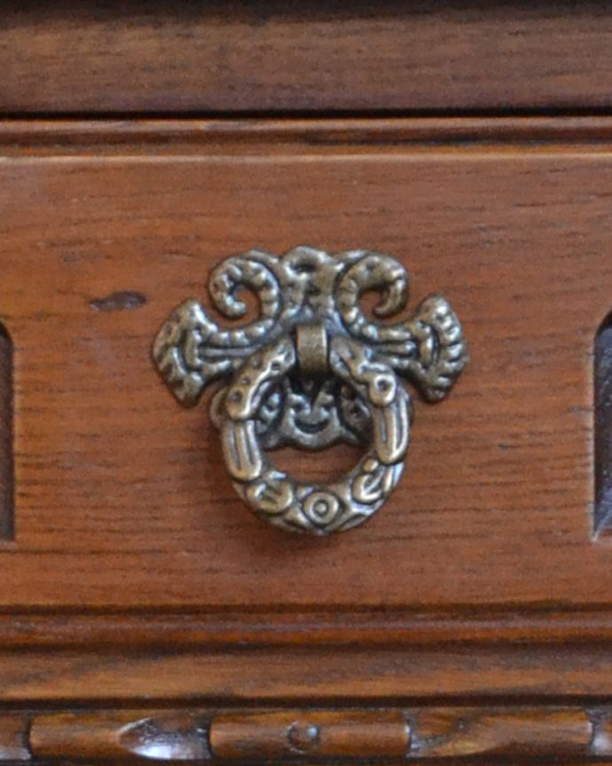 オールドチャーム　アンティーク風　英国スタイルのアンティーク風家具、オールドチャームのランプテーブル。取っ手はリングタイプ。(y-205-f)