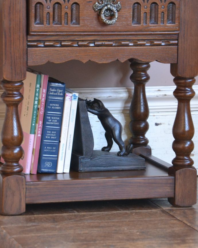 オールドチャーム　アンティーク風　英国スタイルのアンティーク風家具、オールドチャームのランプテーブル。読みかけの本や電話帳を入れたり、バスケットを使って収納してもいいですね。(y-205-f)