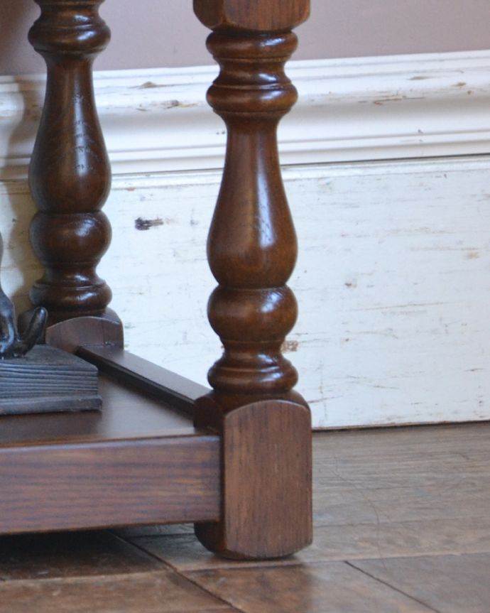 オールドチャーム　アンティーク風　英国スタイルのアンティーク風家具、オールドチャームのランプテーブル。美しいデザインの脚。(y-205-f)