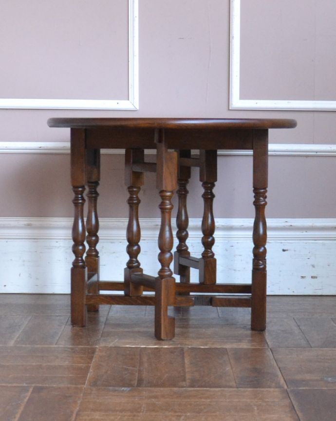 オールドチャーム　アンティーク風　英国スタイルのアンティーク風家具、オールドチャームのゲートレッグテーブル。脚１本１本に彫が入っているので、高級感があります。(y-208-f)
