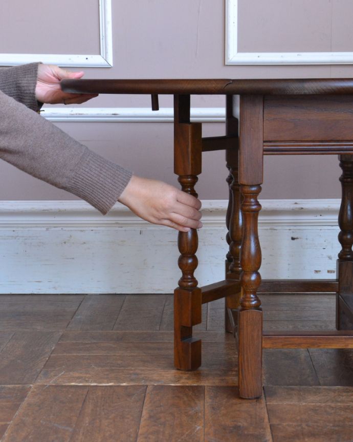 オールドチャーム　アンティーク風　英国スタイルのアンティーク風家具、オールドチャームのゲートレッグテーブル。脚を引っ張り出すだけなので、組み立ても簡単！女性の力で大丈夫です。(y-208-f)