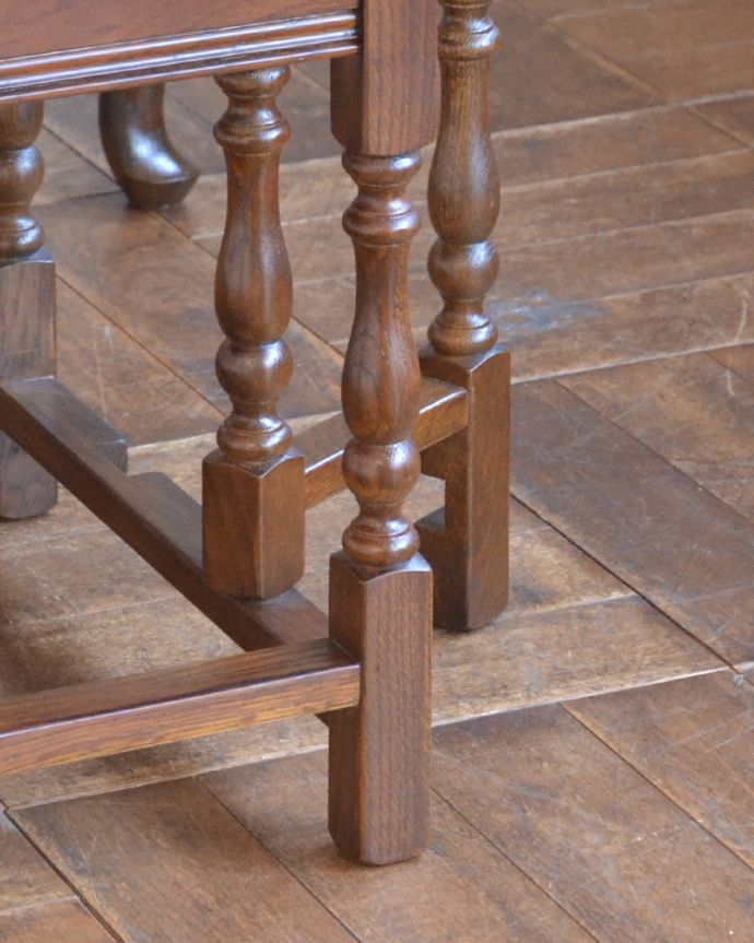オールドチャーム　アンティーク風　英国スタイルのアンティーク風家具、オールドチャームのゲートレッグテーブル。しっかりした安定感のある脚です。(y-208-f)