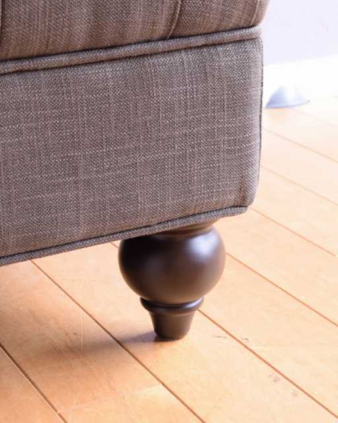 アンティーク風の椅子　アンティーク風　ボタンダウンの座面がカッコイイ、英国のアンティーク風のスツール(ダークグレイ)。移動もラクラクの理由は…Handleでは脚の裏にフェルトキーパーをお付けしています。(y-209-c)