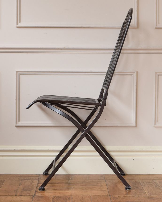 アンティーク風の椅子　アンティーク風　アンティーク風のスチール製ガーデンチェア（折り畳み式）。横から見ると･･･こんな感じ。(y-210-c)