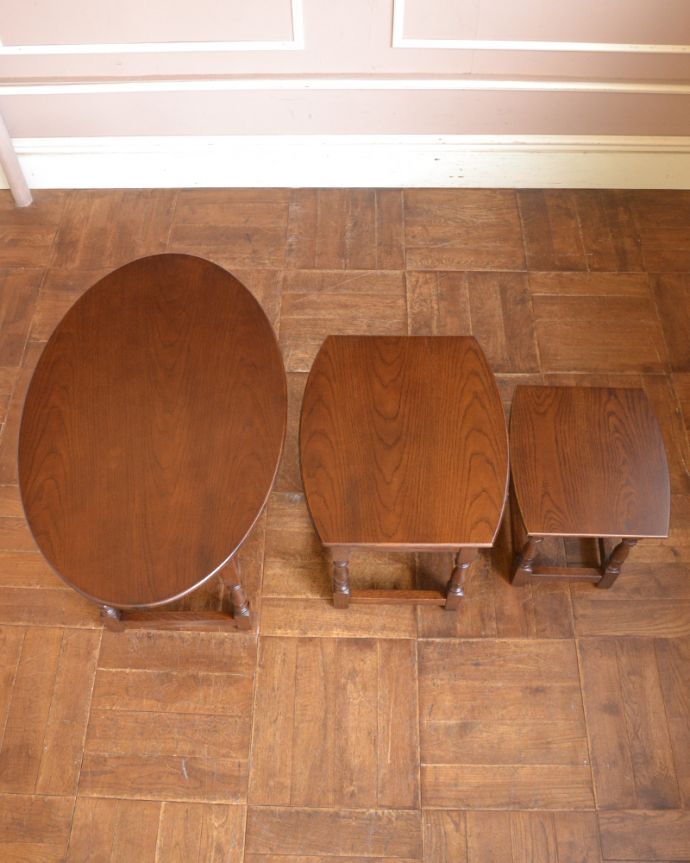 オールドチャーム　アンティーク風　英国スタイルのアンティーク風家具、オールドチャームのネストテーブル。木目もキレイです。(y-210-f)