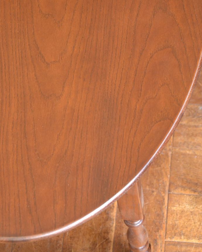 オールドチャーム　アンティーク風　英国スタイルのアンティーク風家具、オールドチャームのネストテーブル。オーク材の美しい木目が感じられます。(y-210-f)