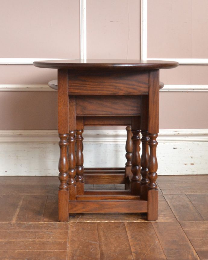 オールドチャーム　アンティーク風　英国スタイルのアンティーク風家具、オールドチャームのネストテーブル。スッキリしまえて、便利。(y-210-f)