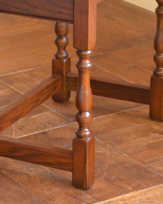 オールドチャーム　アンティーク風　英国スタイルのアンティーク風家具、オールドチャームのネストテーブル。しっかりした安定感のある脚です。(y-210-f)