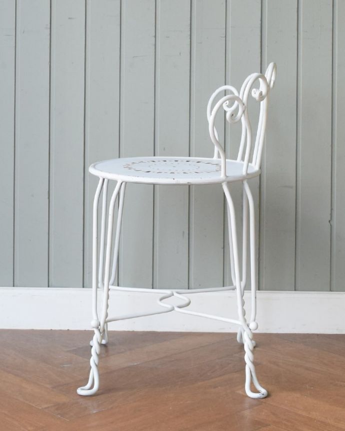 アンティーク風の椅子　アンティーク風　アンティーク風のおしゃれなデザイン、スチール製のガーデンチェア。横から見ると･･･こんな感じ。(y-211-c)