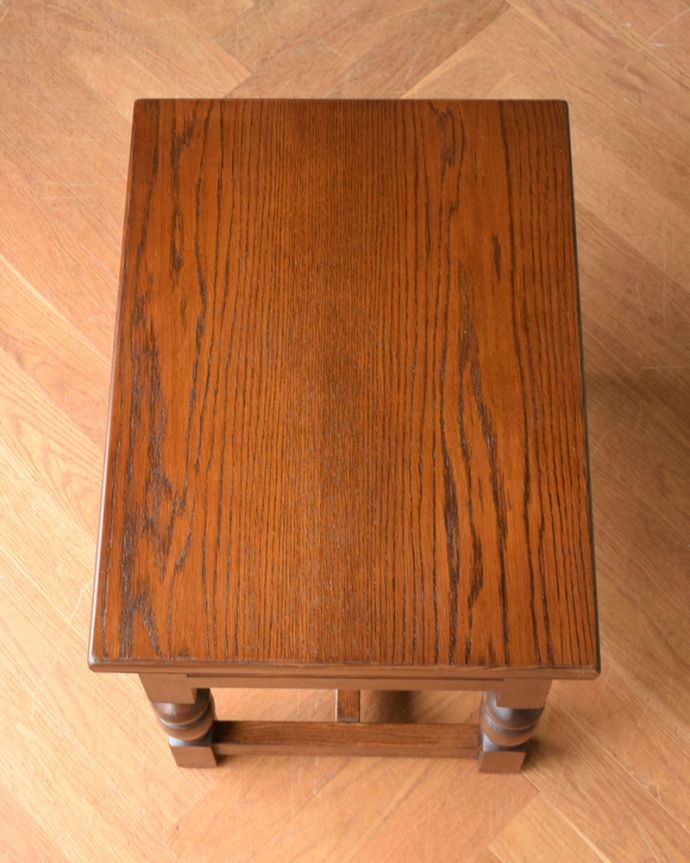 オールドチャーム　アンティーク風　英国スタイルのアンティーク風家具、オールドチャームのランプテーブル。天板はテーブル代わりに使えますいろんなものを乗せて便利に使って下さい。(y-211-f)
