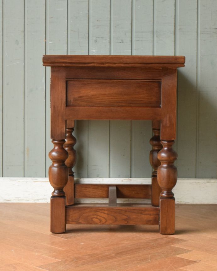 オールドチャーム　アンティーク風　英国スタイルのアンティーク風家具、オールドチャームのランプテーブル。クルッと回転。(y-211-f)