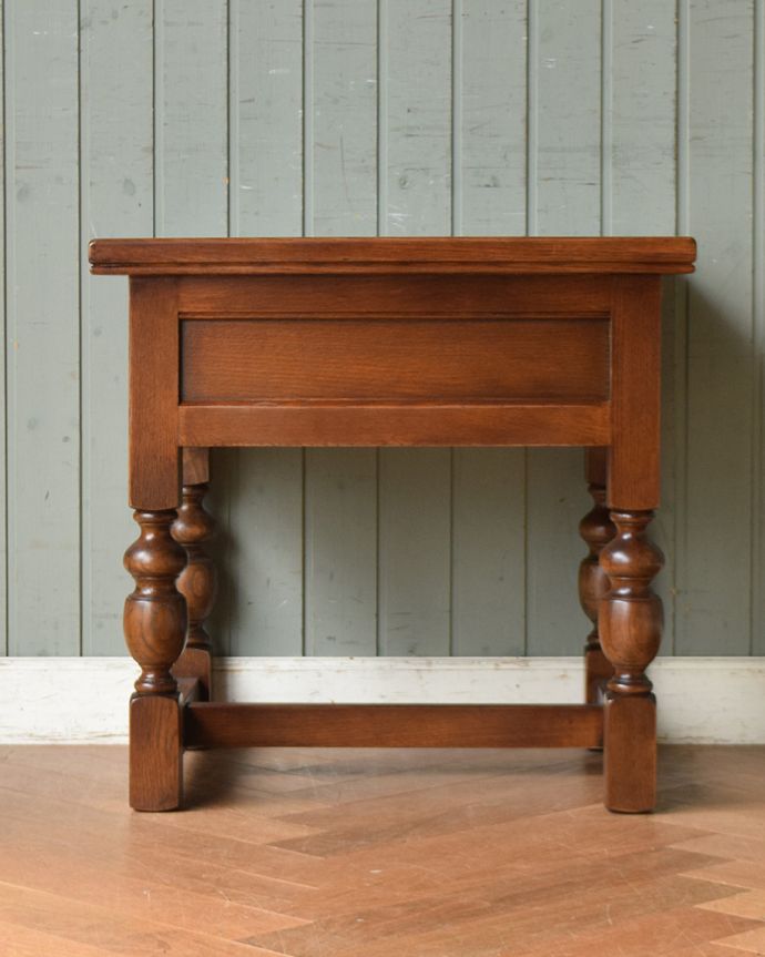 オールドチャーム　アンティーク風　英国スタイルのアンティーク風家具、オールドチャームのランプテーブル。裏から見るとこんな感じ。(y-211-f)