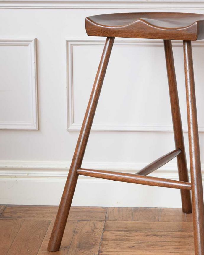 アンティーク風の椅子　アンティーク風　ほっこりとした雰囲気が漂うアンティーク風の座繰りが入ったハイスツール。ほっこりぬくもりあるデザインまるで本物のアンティークのような素朴でぬくもりあるデザイン。(y-213-c)