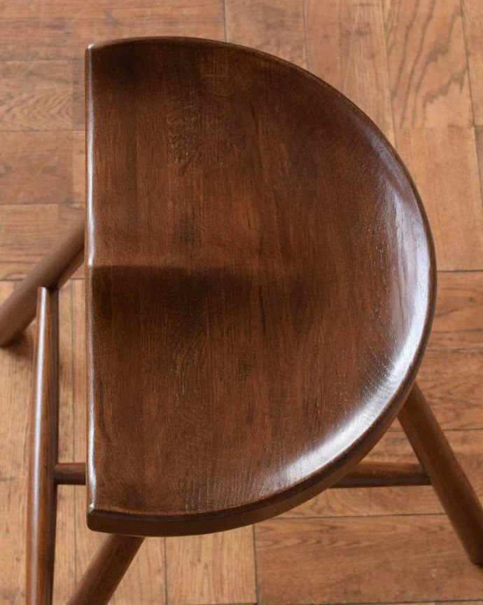 アンティーク風の椅子　アンティーク風　ほっこりとした雰囲気が漂うアンティーク風の座繰りが入ったハイスツール。上から見ると･･･半円の形をした座面が可愛らしい雰囲気です。(y-213-c)