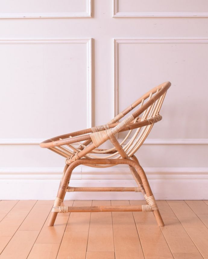アンティーク風の椅子　アンティーク風　アンティーク風の可愛い椅子、ラタンのラウンドチェア。横から見ても優雅な立ち姿背もたれがカーブしているので楽です。(y-214-c)