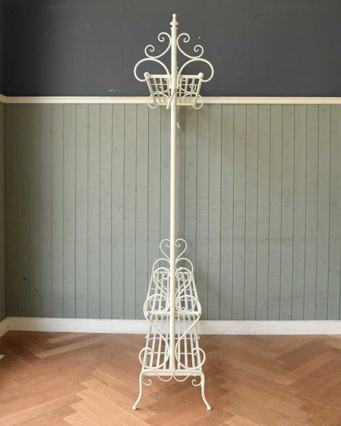 アンティーク風の家具　アンティーク風　アイアン製シェルフ付きコートハンガー（ホワイト/ワイド）。横から見てもお洒落。(y-219-f)