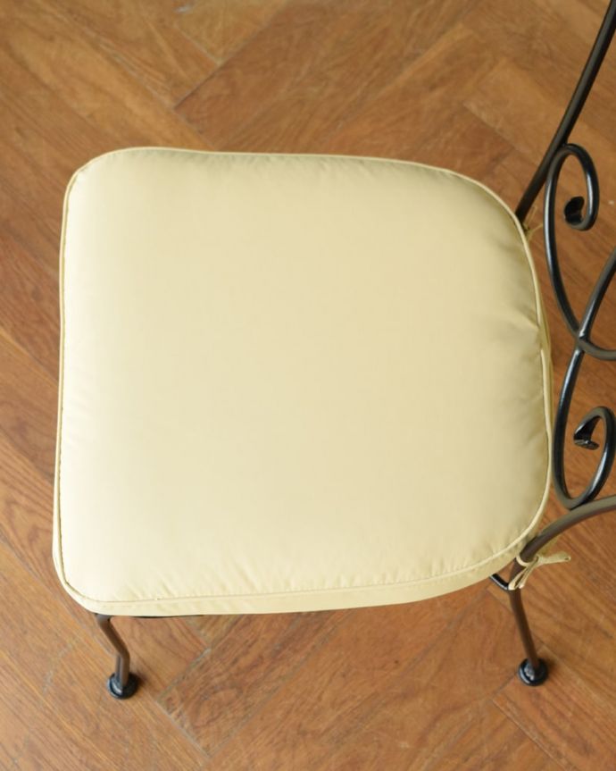 アンティーク風の椅子　アンティーク風　アイアンチェア　広々とした座面座面は広めなので、ゆったりと座ってくつろぐことが出来ます。(y-221-c)