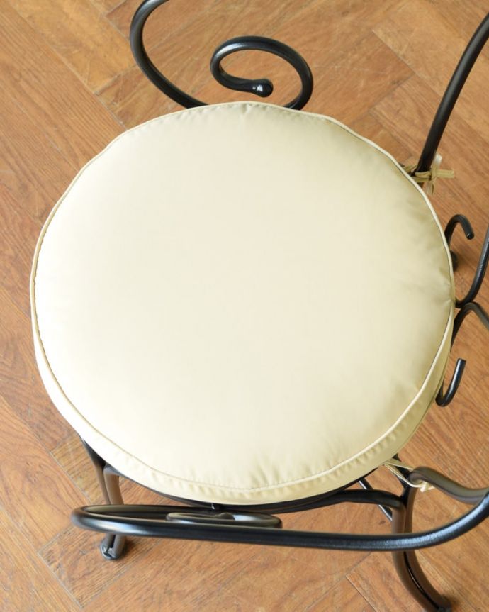 アンティーク風の椅子　アンティーク風　アイアンアームチェア　広々とした座面座面は広めなので、ゆったりと座ってくつろぐことが出来ます。(y-223-c)