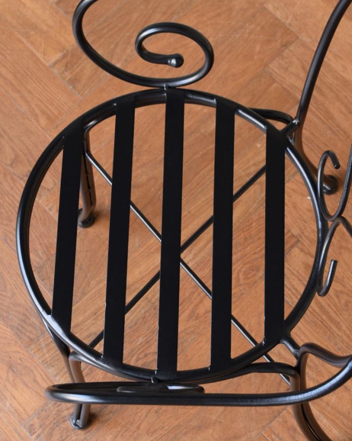 アンティーク風の椅子　アンティーク風　アイアンアームチェア　座クッションを取ると･･･クッションが取り外し出来るので、とっても便利。(y-223-c)