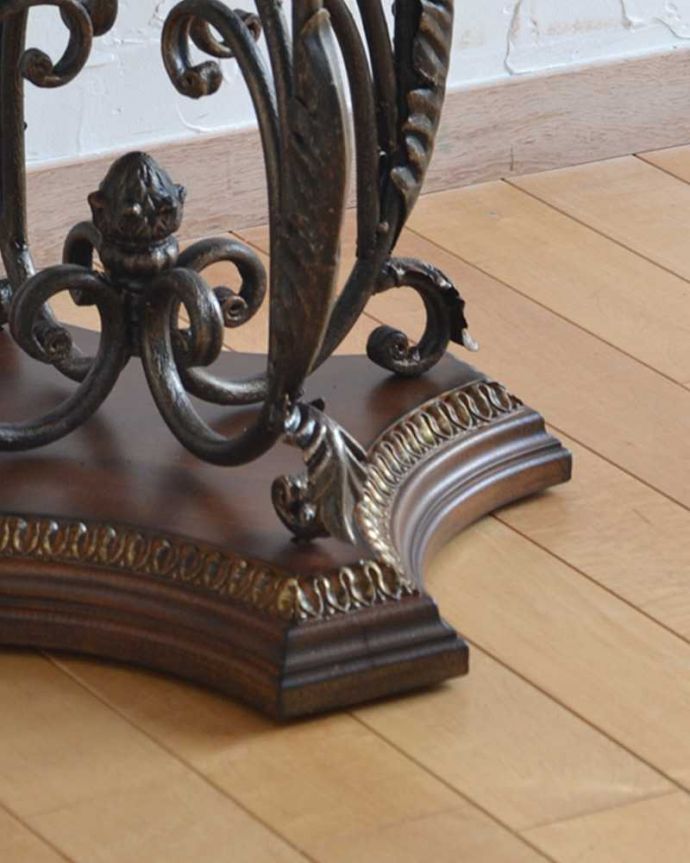 アンティーク風の家具　アンティーク風　木製天板×アイアンテーブル。土台までお洒落なデザインです。(y-228-f)