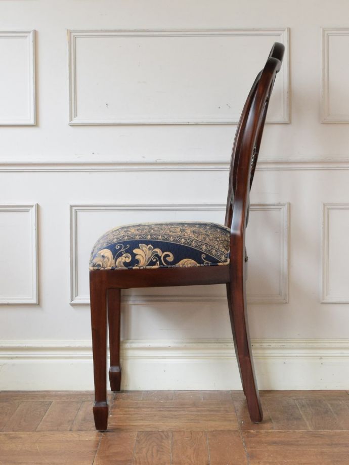 アンティーク風のおしゃれな椅子、背もたれの装飾が美しいヘップルホワイトチェア(y-231-c)｜アンティーク風