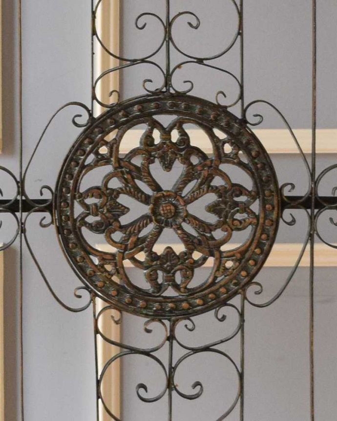 アンティーク風の家具　アンティーク風　中世ヨーロッパ風の紋章が付いたアンティーク風アイアンスクリーン（パーテーション）。アンティークな風合いを出すためにレトロ加工されいます。(y-235-f)