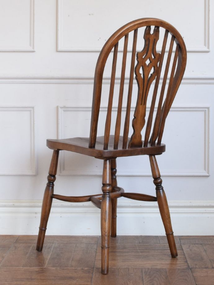 アンティーク調のおしゃれなダイニングの椅子、オーク材のウィンザーチェア　[M]