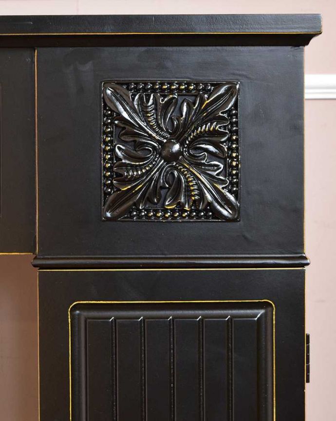 アンティーク風の家具　アンティーク風　扉が付いた木製のマントルピース（コンソールテーブル）。惚れ惚れしちゃう美しさ美しい彫にうっとり･･･ポイントポイントの装飾がキレイです。(y-244-f)