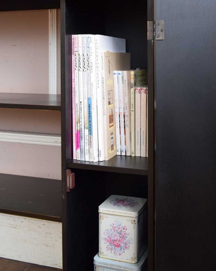 アンティーク風の家具　アンティーク風　扉が付いた木製のマントルピース（コンソールテーブル）。扉の中は収納たっぷり A4サイズの雑誌までしっかり収納出来ちゃう大きさ。(y-244-f)