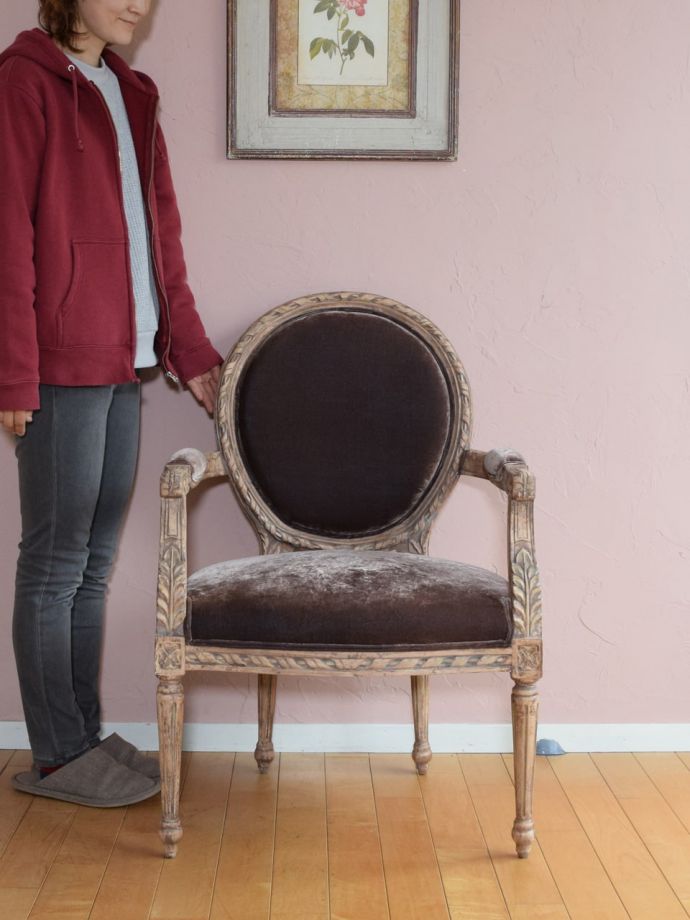 フランスから届いたアンティーク調の椅子、シャビーシックでおしゃれなアームチェア