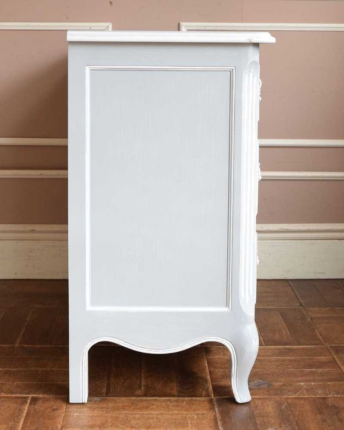 アンティーク風の家具　アンティーク風　フランス輸入のアンティーク風フレンチチェスト（３段）。サイドから見ても美しいデザイン。(y-246-f)
