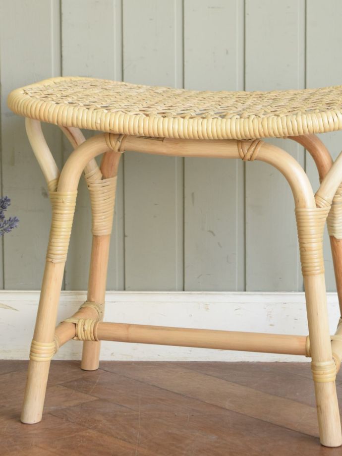 アンティーク風のおしゃれな椅子、座面が編み座のラタンのスツール(y