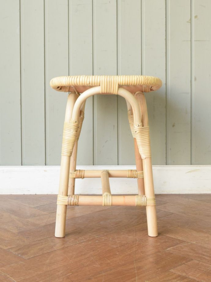 アンティーク風のおしゃれな椅子、座面が編み座のラタンのスツール(y