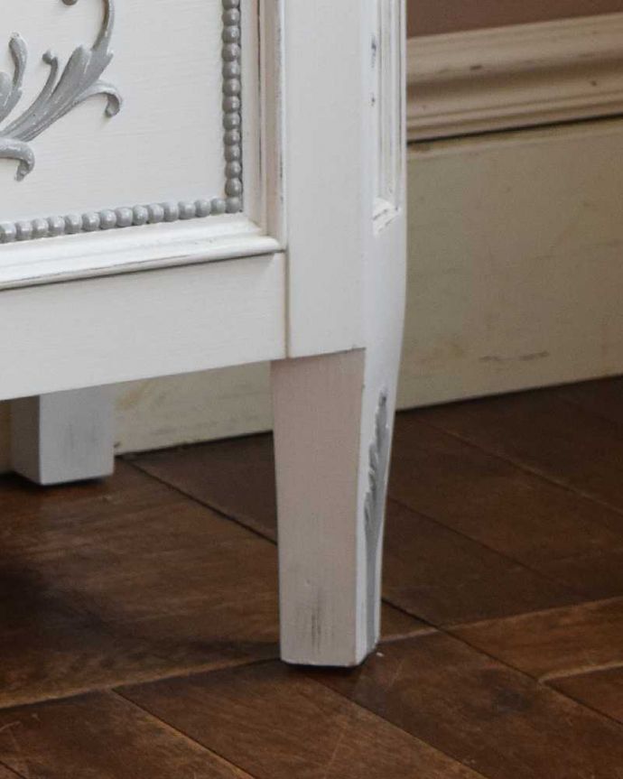 アンティーク風の家具　アンティーク風　フランス輸入のホワイトパール チェスト（３段）。しっかりと支えます。(y-250-f)